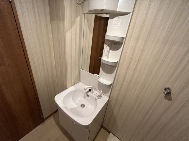 ピア旭町の設備|収納ポケット付き、洗顔などのバス用品もバッチリ収納できます♪