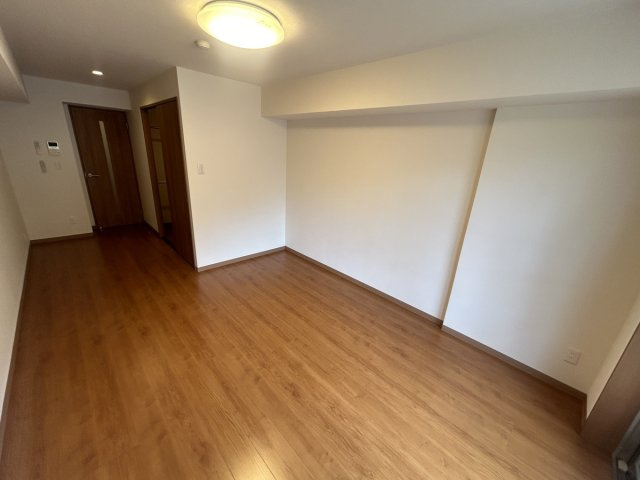 ピア旭町の居間・リビング|洋室１１帖です！ベットや机、本棚等を置いてもゆったりのスペースです♪
