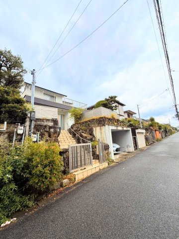 生駒郡三郷町東信貴ケ丘の前面道路含む現地写真