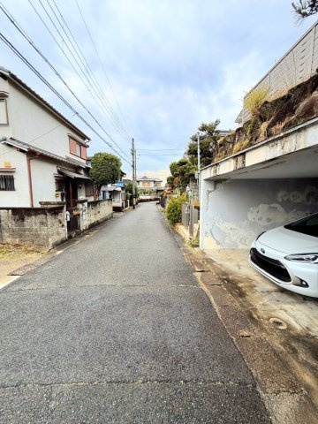 生駒郡三郷町東信貴ケ丘の前面道路含む現地写真