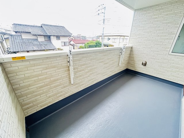 新築　前橋市南町２丁目　Heartful　Town　１号棟　のバルコニー|現地写真　インナーバルコニーで少しの雨なら濡れずにすみます。天気が怪しいけど…という悩みも解消ですね!									

