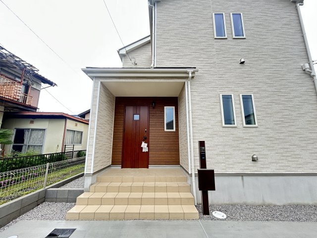 新築　前橋市南町２丁目　Heartful　Town　１号棟　の玄関|現地写真　ポストと一体型のTVモニターホンでセキュリティ安心！
