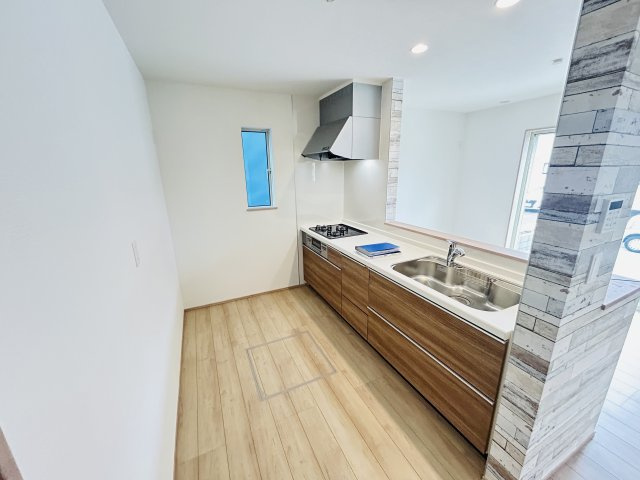 新築　前橋市南町２丁目　Heartful　Town　１号棟　のキッチン|現地写真　間口2550ｍｍで作業スペースも広々！換気扇も汚れが付きにくくお掃除がし易い設計です。
