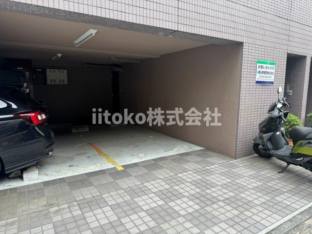 ドミール蔵前の駐車場