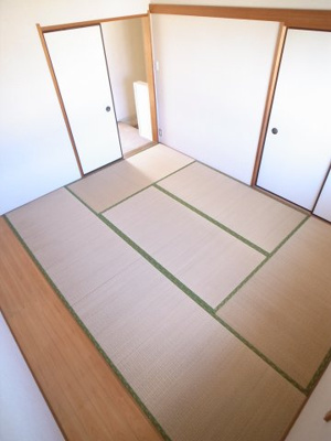 【寝室】 | 西都賀豊田メゾネット | ２階の和室は。お布団派の家族に。