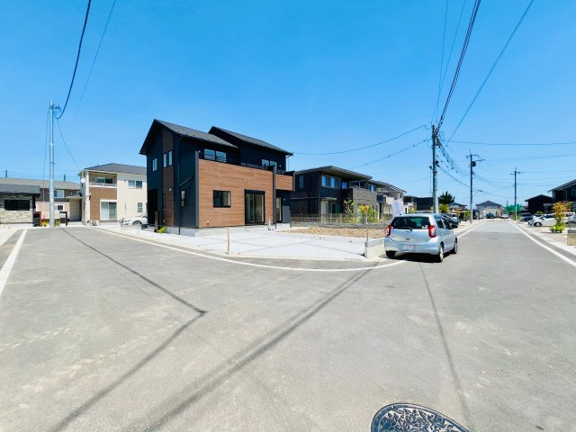前橋市総社町植野の前面道路含む現地写真|間口も広く駐車も焦らずにできます♪