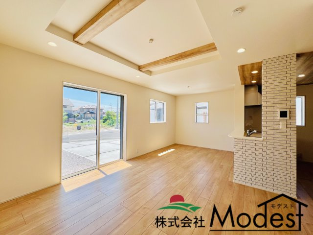 前橋市総社町植野の居間・リビング|天井を高くしてリビングに開放感をプラスした折上天井