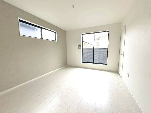 【寝室】 | 福岡市香椎駅東1丁目3期　1号棟（全1棟）【仲介手数料無料・0円】 | 現地写真。2階主寝室です。