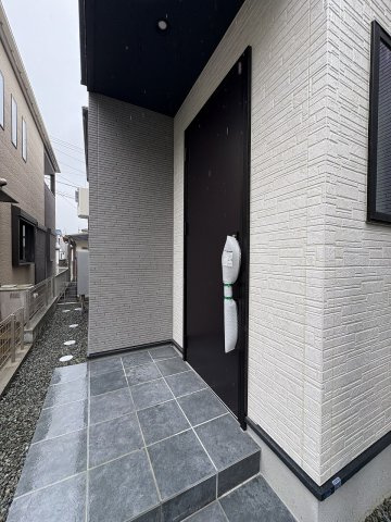 【玄関】 | 福岡市香椎駅東1丁目3期　1号棟（全1棟）【仲介手数料無料・0円】 | 現地写真。