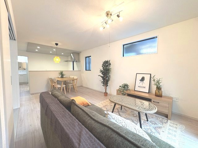 【居間・リビング】 | 福岡市香椎駅東1丁目3期　1号棟（全1棟）【仲介手数料無料・0円】 | 施工例。施工例は完成時と異なる場合があります。