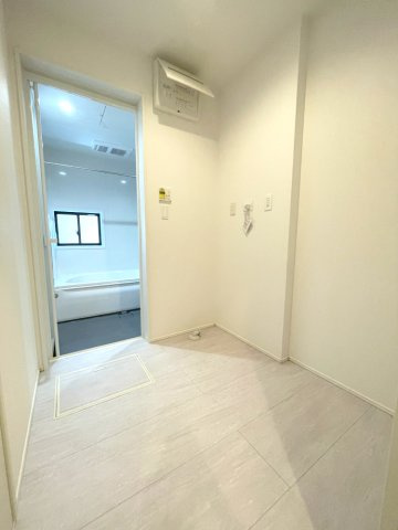 岡山市中区江並　戸建ての脱衣所|明るいサニタリーです。