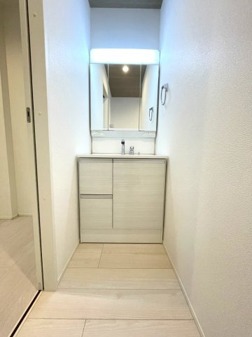 岡山市中区江並　戸建ての独立洗面台|明るい洗面化粧台です