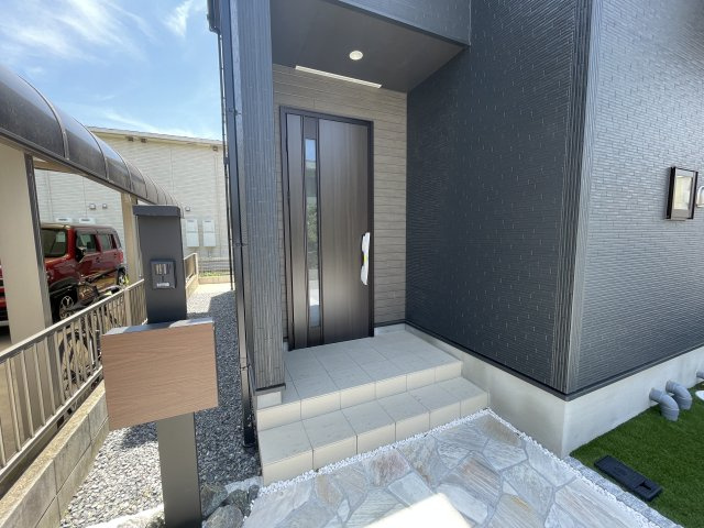岡山市中区江並　戸建ての玄関|玄関前の様子です。
