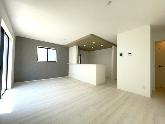 岡山市中区江並　戸建ての居間・リビング|約16.5帖のLDKです。