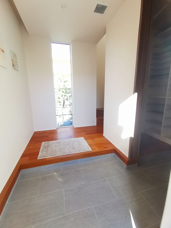 竹園戸建の玄関