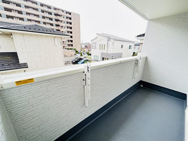 新築　前橋市六供町１丁目　Heartful　Town　１号棟のバルコニー|現地写真　インナーバルコニーで少しの雨なら濡れずにすみます。天気が怪しいけど…という悩みも解消ですね!									

