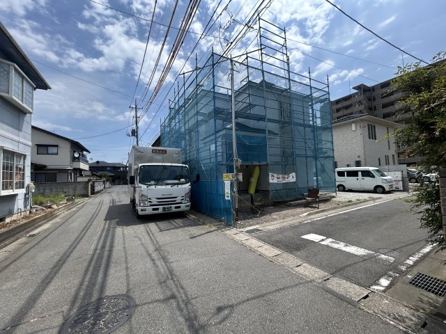 新築　前橋市六供町１丁目　Heartful　Town　１号棟の前面道路含む現地写真|現地写真　北側接道幅員約5.5ｍ　西側接道幅員約4ｍ