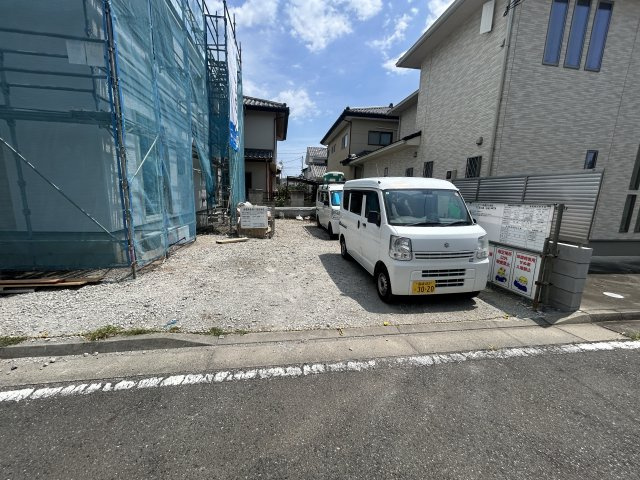 新築　前橋市六供町１丁目　Heartful　Town　１号棟の駐車場|現地写真　駐車スペースは並列2台+1台分可能です！
