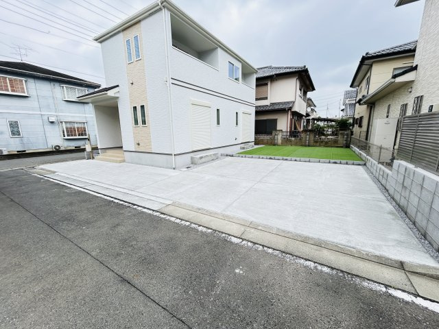 新築　前橋市六供町１丁目　Heartful　Town　１号棟の駐車場|現地写真　駐車スペースは並列2台+1台分可能です！
