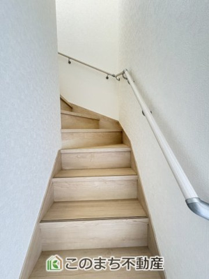 【内装】 | 古河市関戸第1　 | 手すり付きで小さなお子様やご年配の方にも安心の階段部☆
