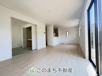【居間・リビング】 | 古河市関戸第1　 | 窓が多く明るいリビングスペース☆ご家族の団らんを明るい日差しがが照らします☆