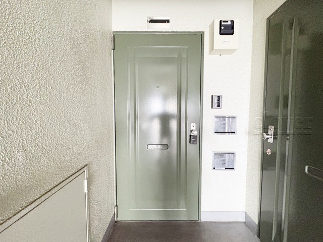 【その他共用部分】 | 第二高円寺ダイヤモンドマンション | 皆様をお迎えする、お部屋の玄関ドア。開けやすさや開放角度、ドアノブの操作しやすさや鍵の形状などを、現地で一度ご確認ください。～即日のご見学可能～　お問合せはお気軽にどうぞ。