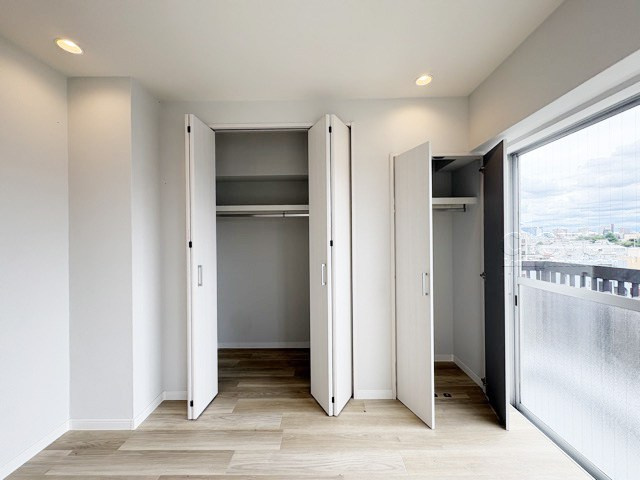 【寝室】 | 第二高円寺ダイヤモンドマンション | 大きな収納力が魅力の洋室。多くのお客様から、「欲しいもの＝収納」という声をいただきますが、まさにこのようなお部屋は需要の高さを感じます。～即日のご見学可能～　お問合せはお気軽にどうぞ。