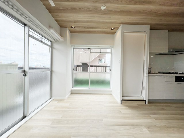 【居間・リビング】 | 第二高円寺ダイヤモンドマンション | 広く明るいLDKの特徴は、二面の窓から光を取り入れられる構造になっていること。多くの時間を過ごすこの空間が明るいことは、何よりの満足感に繋がります。～即日のご見学可能～　お問合せはお気軽にどうぞ。