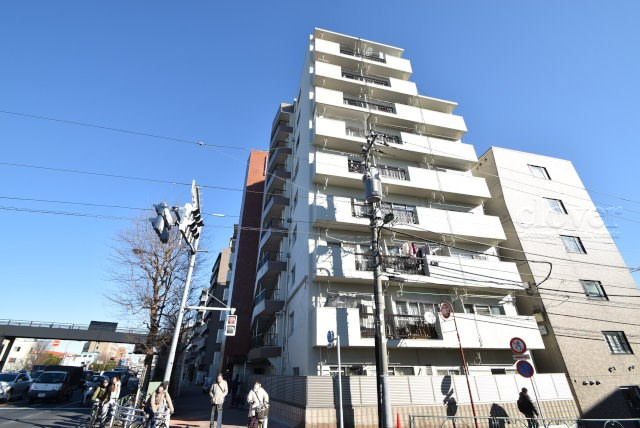【外観】 | 第二高円寺ダイヤモンドマンション | 青空によく映える建物です。手入れの行き届いた外壁やマンション正面エントランスなど、綺麗な姿をぜひ一度、現地にてご覧ください。～即日のご見学可能～　お問合せはお気軽にどうぞ。

