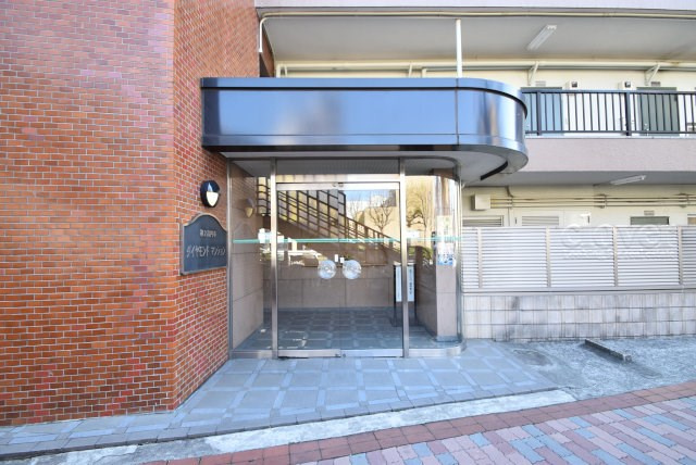 【エントランス】 | 第二高円寺ダイヤモンドマンション | お客様を、そして住人を出迎えてくれるマンションのエントランス。ゴミが落ちていないことからも、管理状態の良さや住民の節度の高さが見て取れます。～即日のご見学可能～　お問合せはお気軽にどうぞ。
