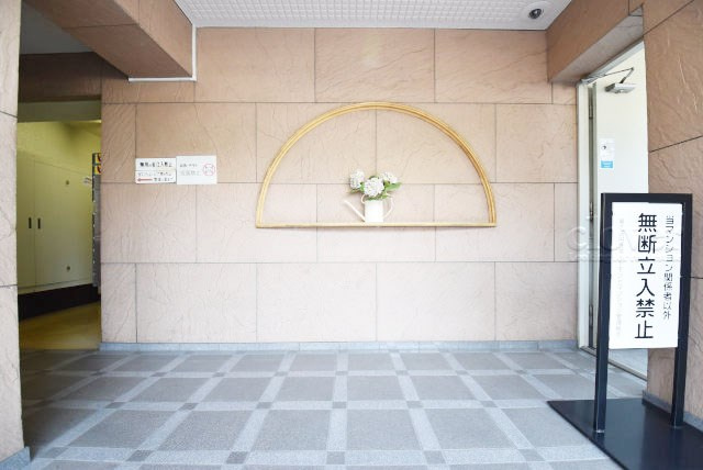 【ロビー】 | 第二高円寺ダイヤモンドマンション | 集合ポストなどを備えたエントランスホール。ここもマンションの顔となる部分であり、しっかりと清掃の行き届いたさまに安心感をおぼえます。～即日のご見学可能～　お問合せはお気軽にどうぞ。
