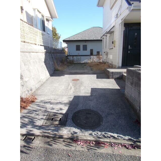 草薙邸戸建の駐車場