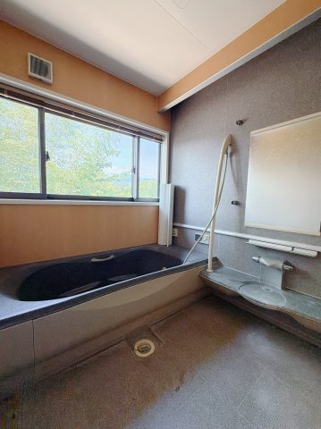 【中古戸建】前橋市滝窪町の浴室|■浴室｜デザイン性に優れた浴室♪1日の疲れを癒す、ゆったりとしたバスタイムをぜひお過ごしください(*＾＾*)大きな窓付きで嬉しい♪