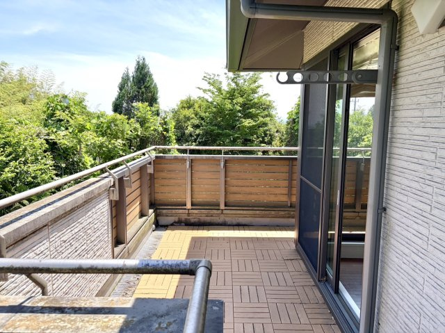 【中古戸建】前橋市滝窪町のバルコニー|■バルコニー｜あたたかな陽のひかりを浴びることのできるバルコニー。お洗濯物やお布団を干せば、家族みんなが気持ちよく暮らすことができます(*^^*)