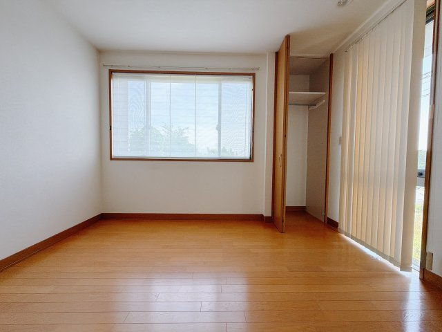 【中古戸建】前橋市滝窪町の洋室|■洋室｜ナチュラルカラーの床です。模様替えなどとても楽しく工夫できます♪陽当たり、風通しもとても良いので毎日快適な生活スタートです！子供部屋にも良いですね♪