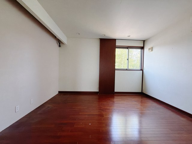 【中古戸建】前橋市滝窪町の洋室|■洋室｜洋室には大きな窓をご用意しています。日中はあたたかな日差し差し込み自分時間も充実できますね＾＾