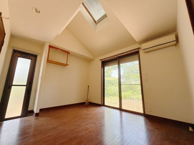 【中古戸建】前橋市滝窪町の洋室|■洋室｜おしゃれなデザインです♪大きな窓もついていますので、日当たり◎です