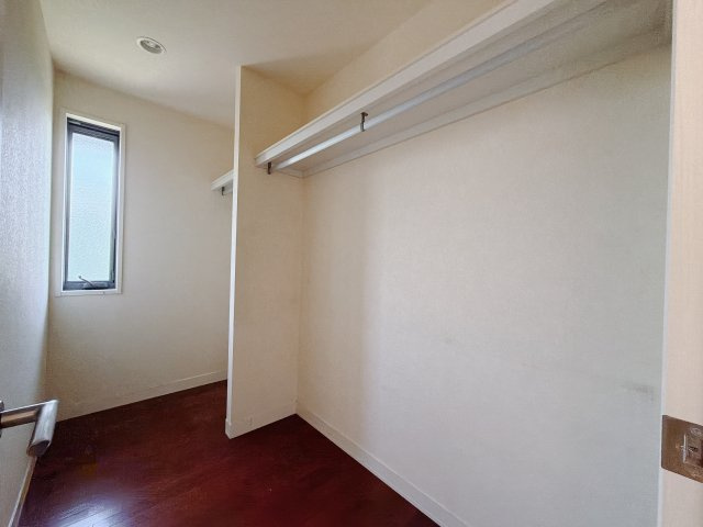 【中古戸建】前橋市滝窪町の収納|■WIC｜お気に入りのお洋服もシワを作らずきれいに管理ができる夢のウォークインクローゼット！今お使いの収納ケースもスッポリそのまま収まる広さです♪