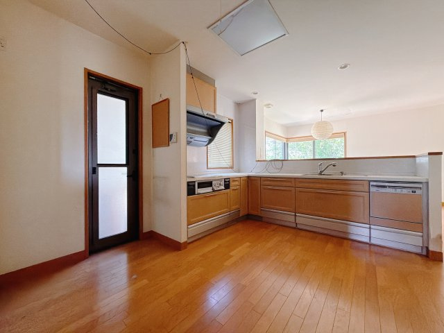 【中古戸建】前橋市滝窪町のキッチン|■キッチン｜リビングまでの見通しが良く、家事をしながらでも、お子様の様子を見られるようになっています。お子様がいつもママのそばにいる安心感も生まれます♪