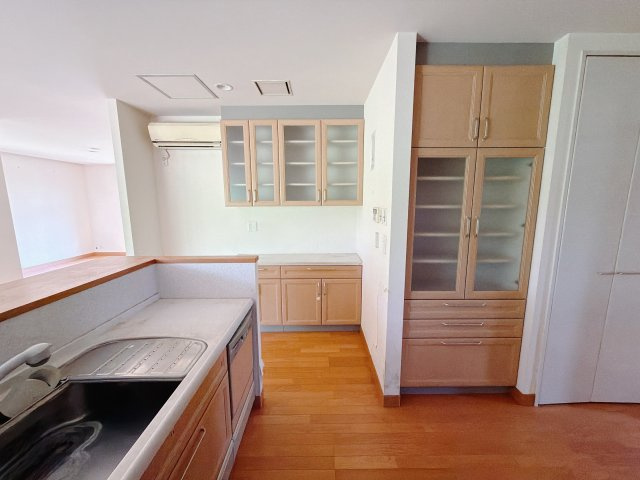【中古戸建】前橋市滝窪町のキッチン|■キッチン｜ワークトップ下には、圧力鍋やパスタ鍋などのかさばる調理器具もラクラク収納可能なスライド収納！ものが溢れがちなキッチン回りもスッキリきれいに管理ができます♪