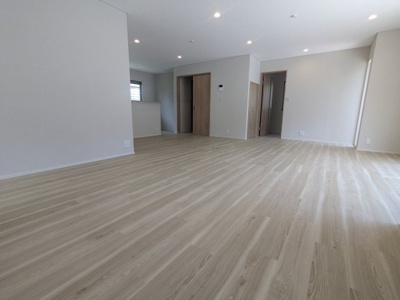 【居間・リビング】 | 筑紫が丘８丁目　中古戸建 | 優しいお色味のフローリングなので、どんな家具とも合いますね。