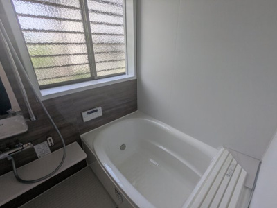 【浴室】 | 筑紫が丘８丁目　中古戸建 | 窓があるので換気もできます。