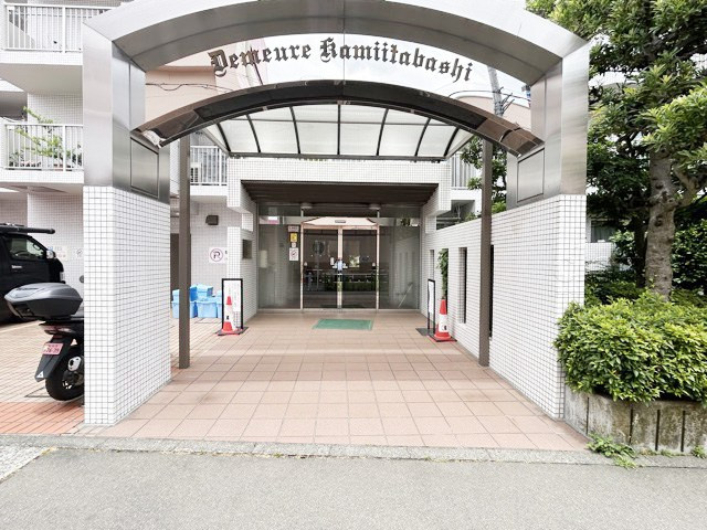 【エントランス】 | ドミール上板橋 | お客様を、そして住人を出迎えてくれるマンションのエントランス。ゴミが落ちていないことからも、管理状態の良さや住民の節度の高さが見て取れます。～即日のご見学可能～　お問合せはお気軽にどうぞ。