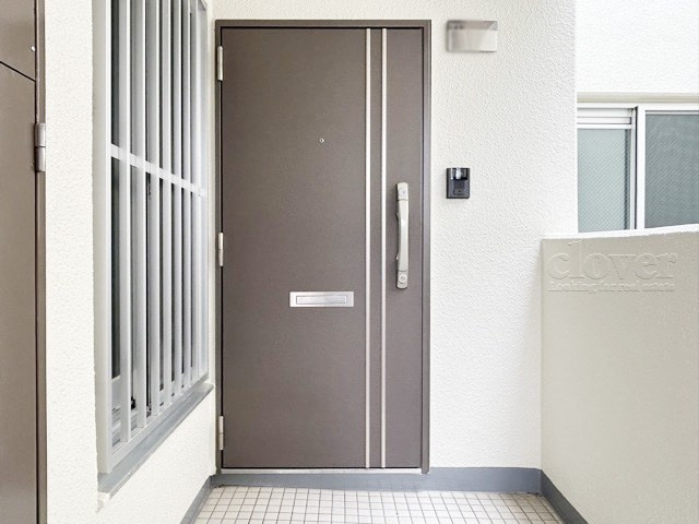 【その他共用部分】 | ドミール上板橋 | 皆様をお迎えする、お部屋の玄関ドア。開けやすさや開放角度、ドアノブの操作しやすさや鍵の形状などを、現地で一度ご確認ください。～即日のご見学可能～　お問合せはお気軽にどうぞ。