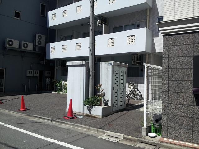 メゾン桐生のエントランス|道から少し離れて建っているのがポイント！
