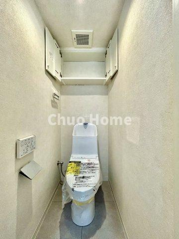 朝日プラザ堀切菖蒲園のトイレ|【トイレ】 収納スペースをしっかりと確保した温水洗浄便座機能付きトイレ。温水洗浄便座は清潔にお使いいただくための大切なアイテムです。