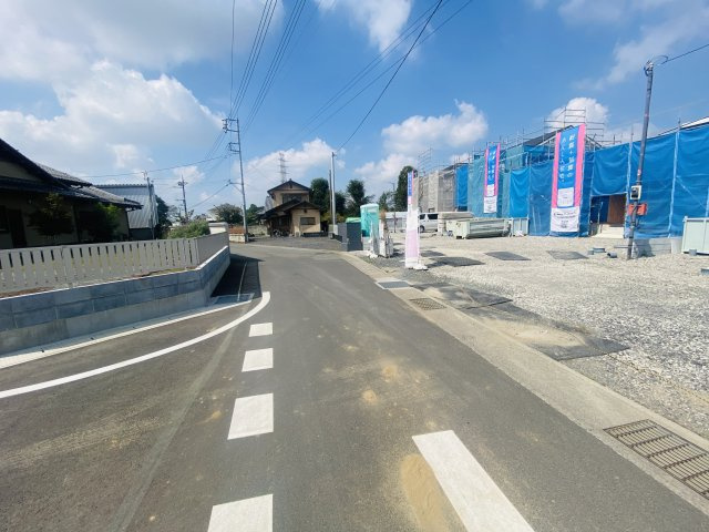 新築　伊勢崎市曲沢町第５　クレイドルガーデン　１号棟　の前面道路含む現地写真|現地写真　東側接道幅員約4ｍ　
