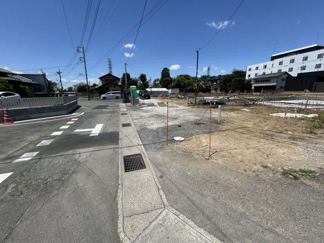 新築　伊勢崎市曲沢町第５　クレイドルガーデン　2号棟　の前面道路含む現地写真|現地写真　東側接道幅員約4ｍ　