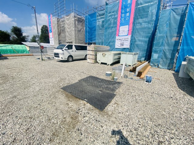 新築　伊勢崎市曲沢町第５　クレイドルガーデン　2号棟　の駐車場|現地写真　駐車スペースは並列3台分可能です！

