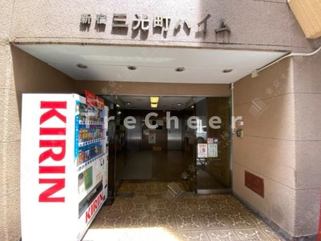 新宿三光町ハイムのエントランス